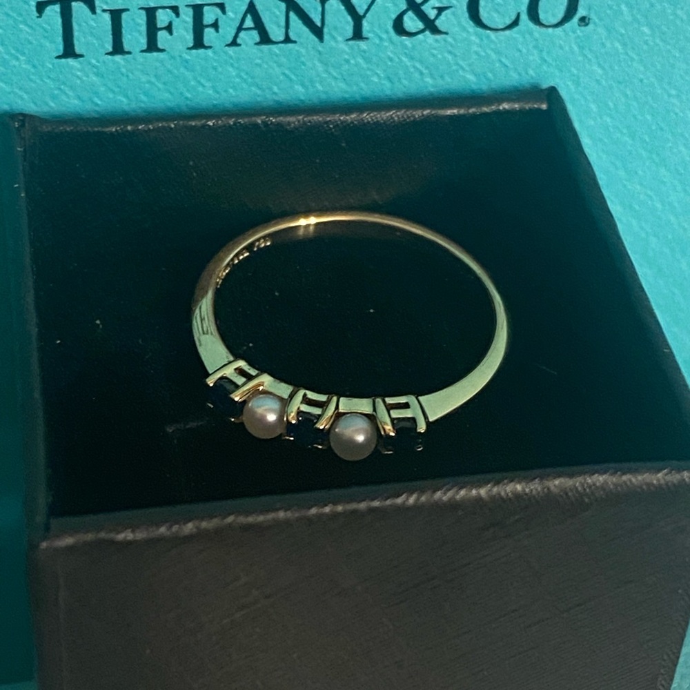 Tiffany & Co. 18K Yellow Gold Pearl & Blue Sapphire Ring 9 1/2 - Picture 7 of 16